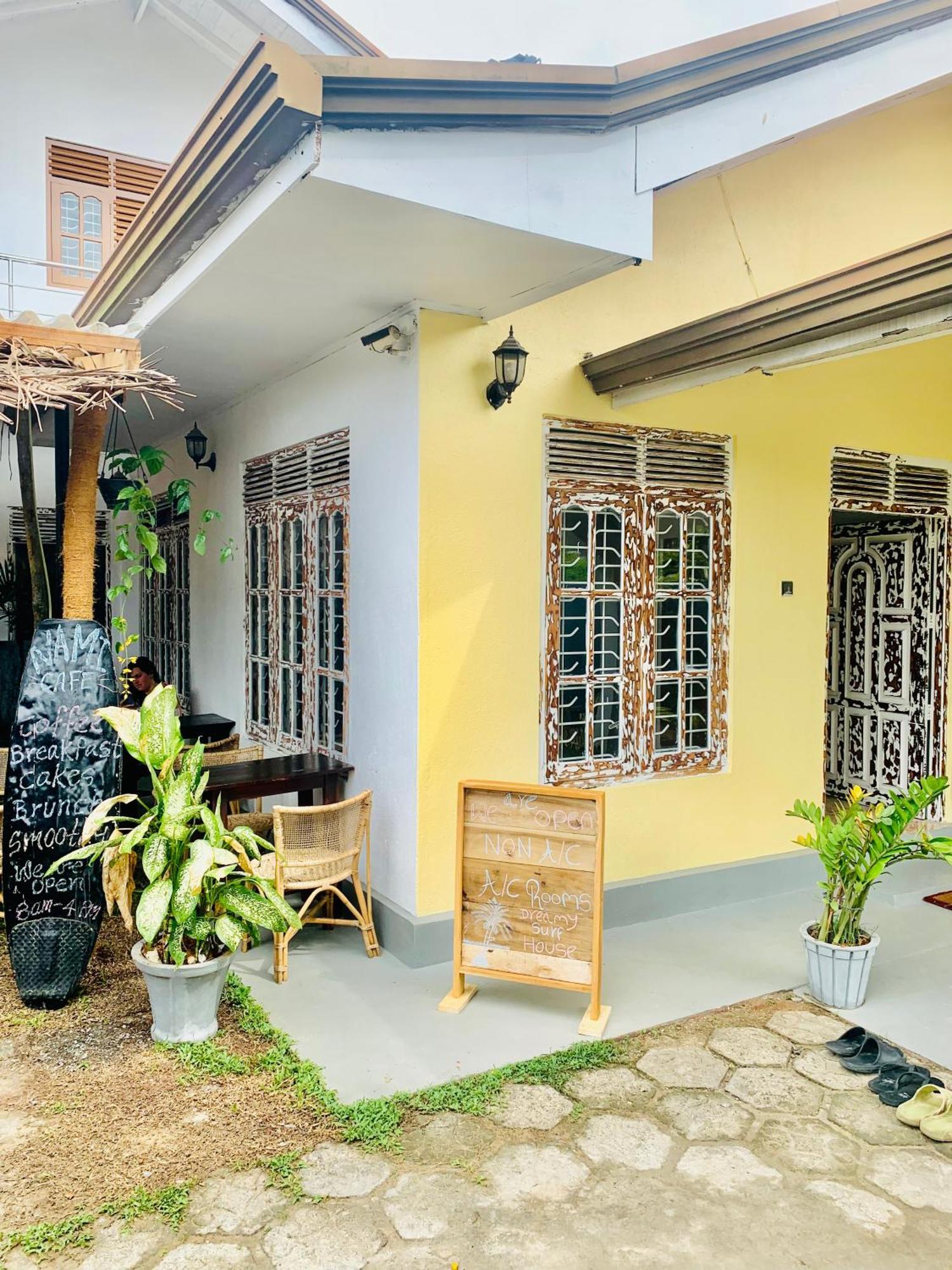 Hôtel Dreamy Surf House à Weligama Extérieur photo