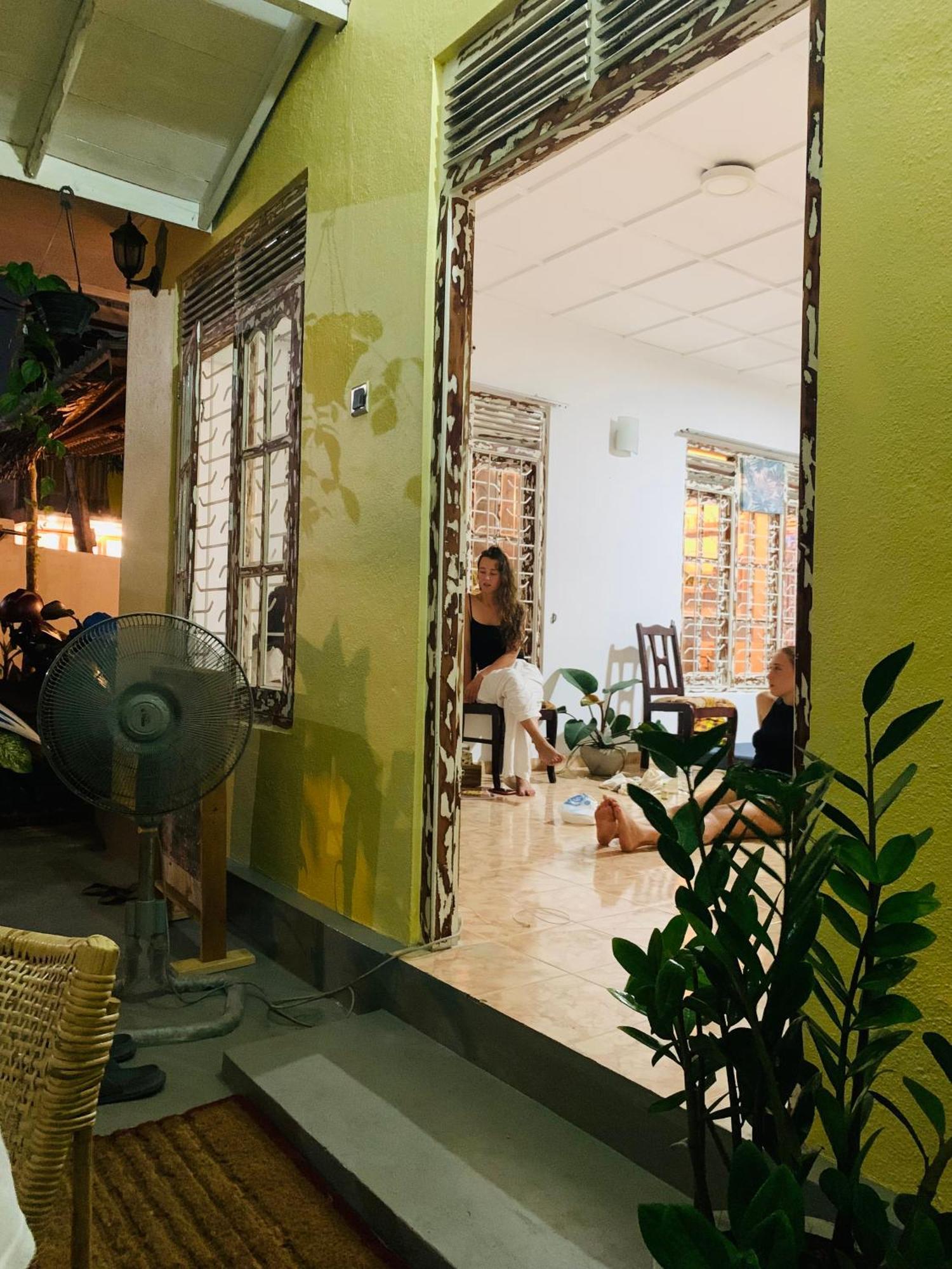 Hôtel Dreamy Surf House à Weligama Extérieur photo